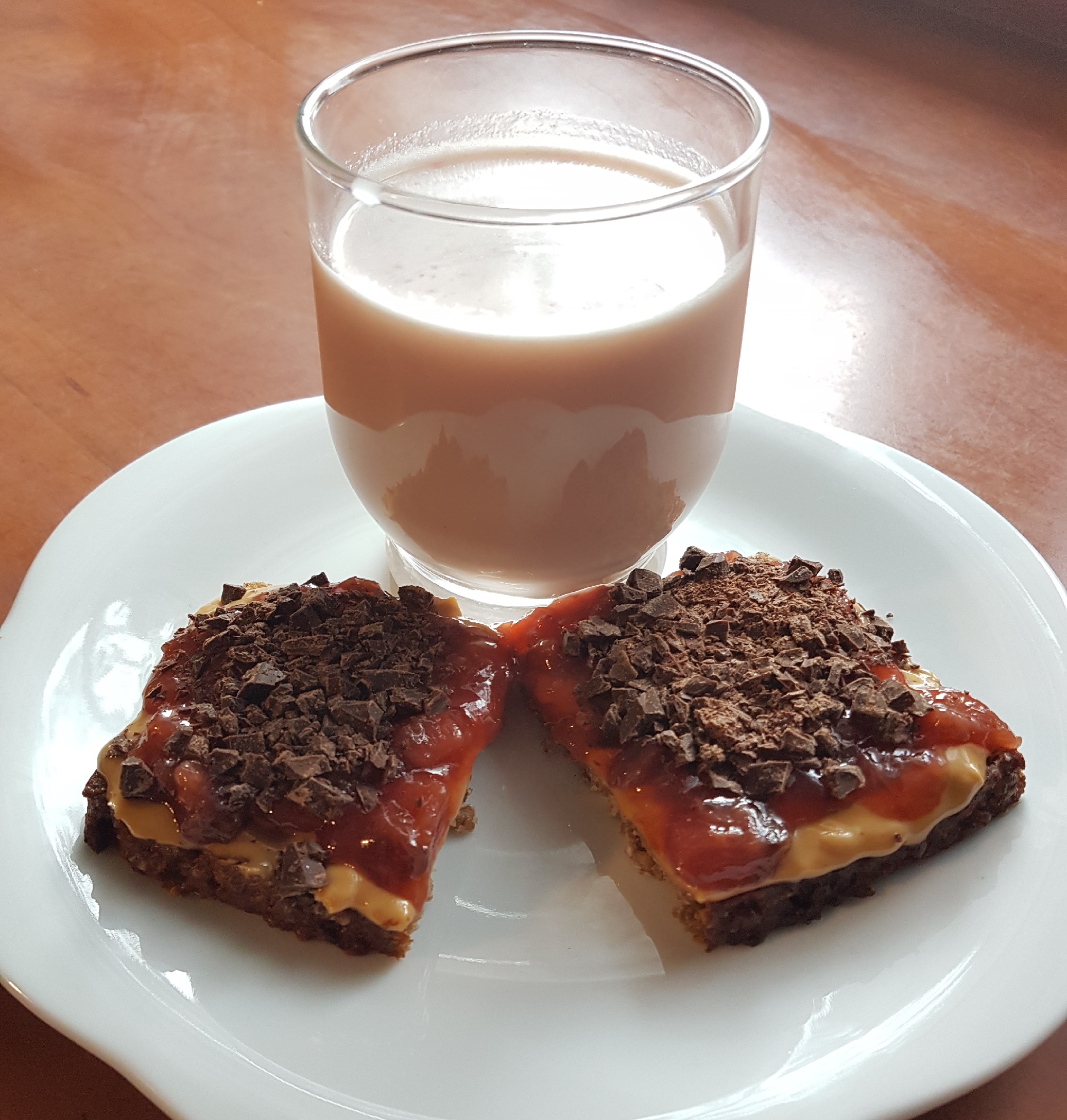 Kanapki czekoladowe z masłem orzechowym i dżemem i szejkiem proteinowym B